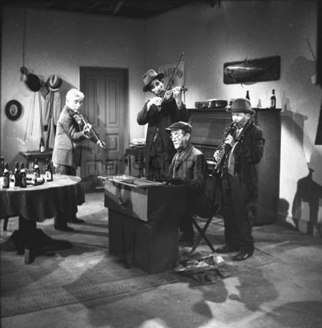 Chaplin en Calvero, au violon, dans « Les Feux de la rampe », le film dont la musique lui valut un Oscar.