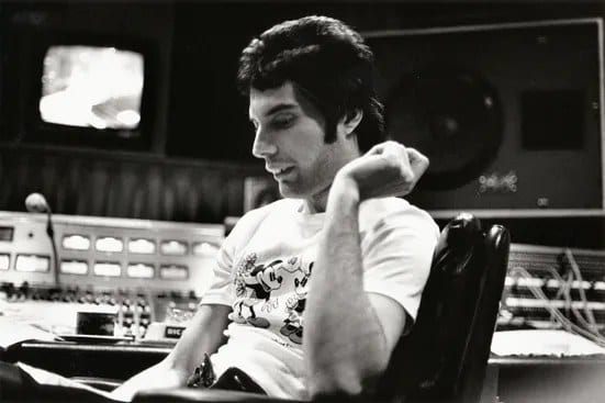 Freddie Mercury au mixage de l’album live « Live Killers », au Mountain Studios, en 1979.