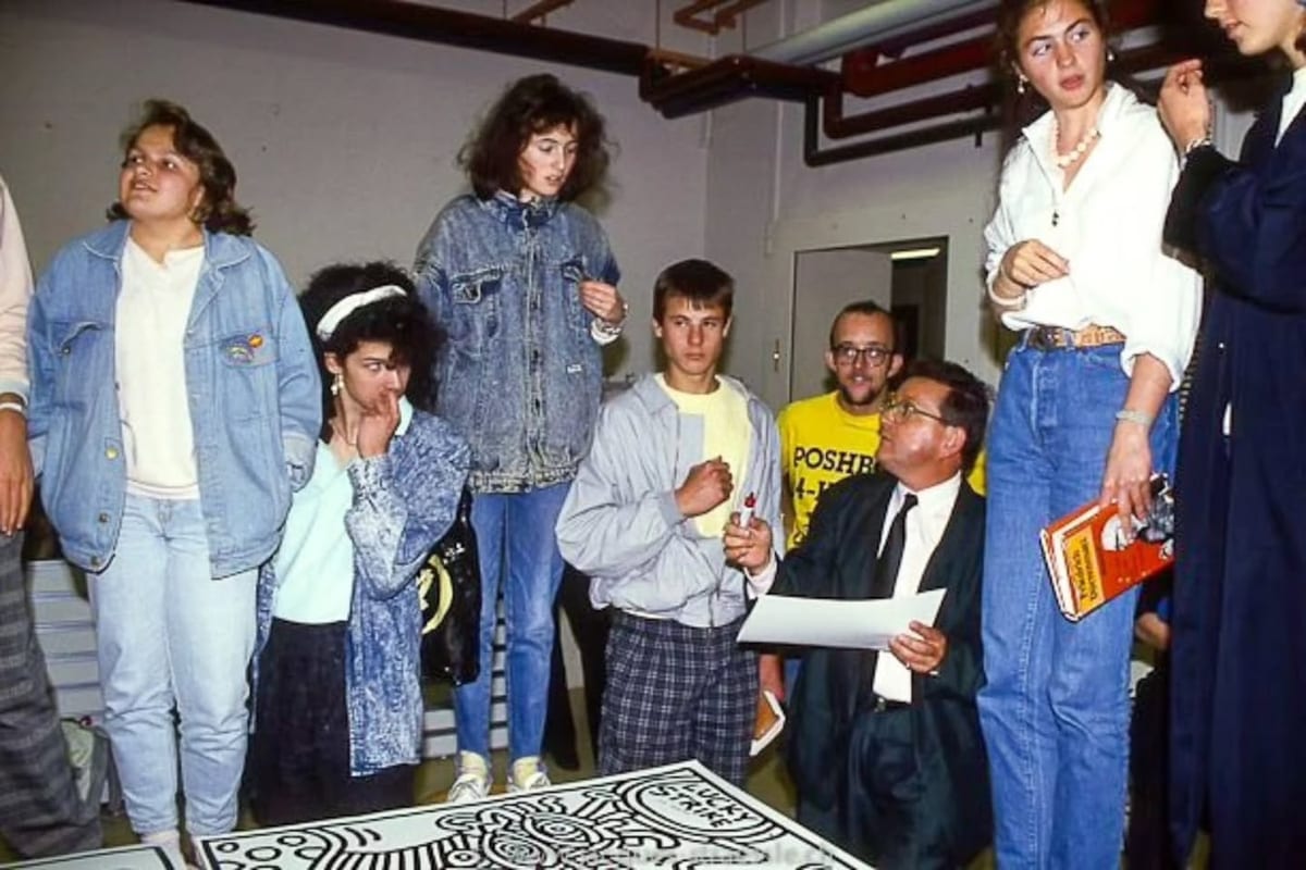 Keith Haring dessinant des affiches pour Lucky Strike, le 16 juin 1987. Photo Jacques Straesslé.