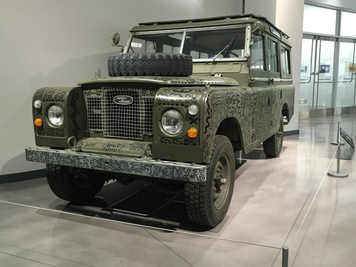 La Land Rover exposée au Petersen Automotive Museum, à Los Angeles. Photo Kevin Ferguson, KPCC.
