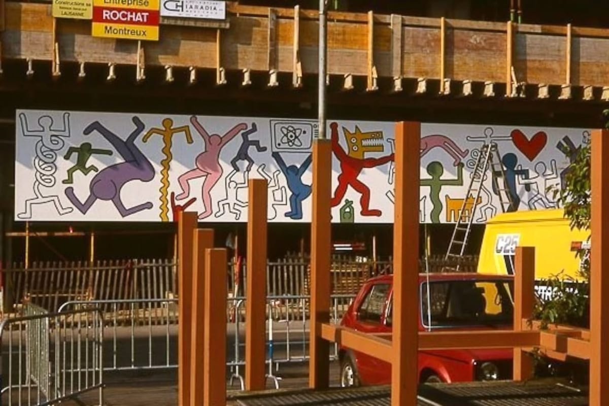 Keith Haring peignant les panneaux. Photo Jacques Straesslé.