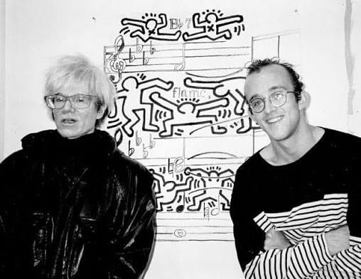 Andy Warhol et Keith Haring devant leur collaboration, dans l’atelier de Broadway, à la fin de 1985.