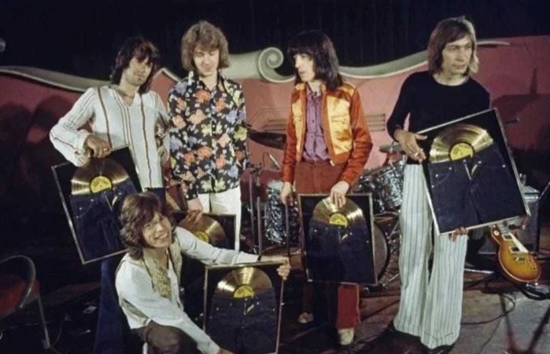 Les Rolling Stones reçoivent leurs disques d’or pour « Sticky Fingers », à Montreux, le 18 mai 1972 : Keith Richards, Mick Jagger, Mick Taylor, Bill Wyman et Charlie Watts.