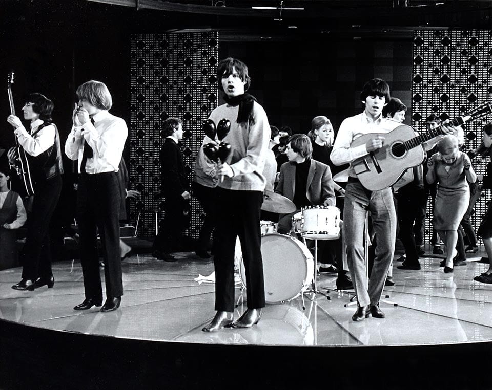 Les Rolling Stones sur le plateau rond de « Ready, Steady, Go! », au Casino de Montreux, le 20 avril 1964 : Bill Wyman, Brian Jones à l’harmonica, Mick Jagger aux maracas, Charlie Watts à la batterie et Keith Richards à la guitare.