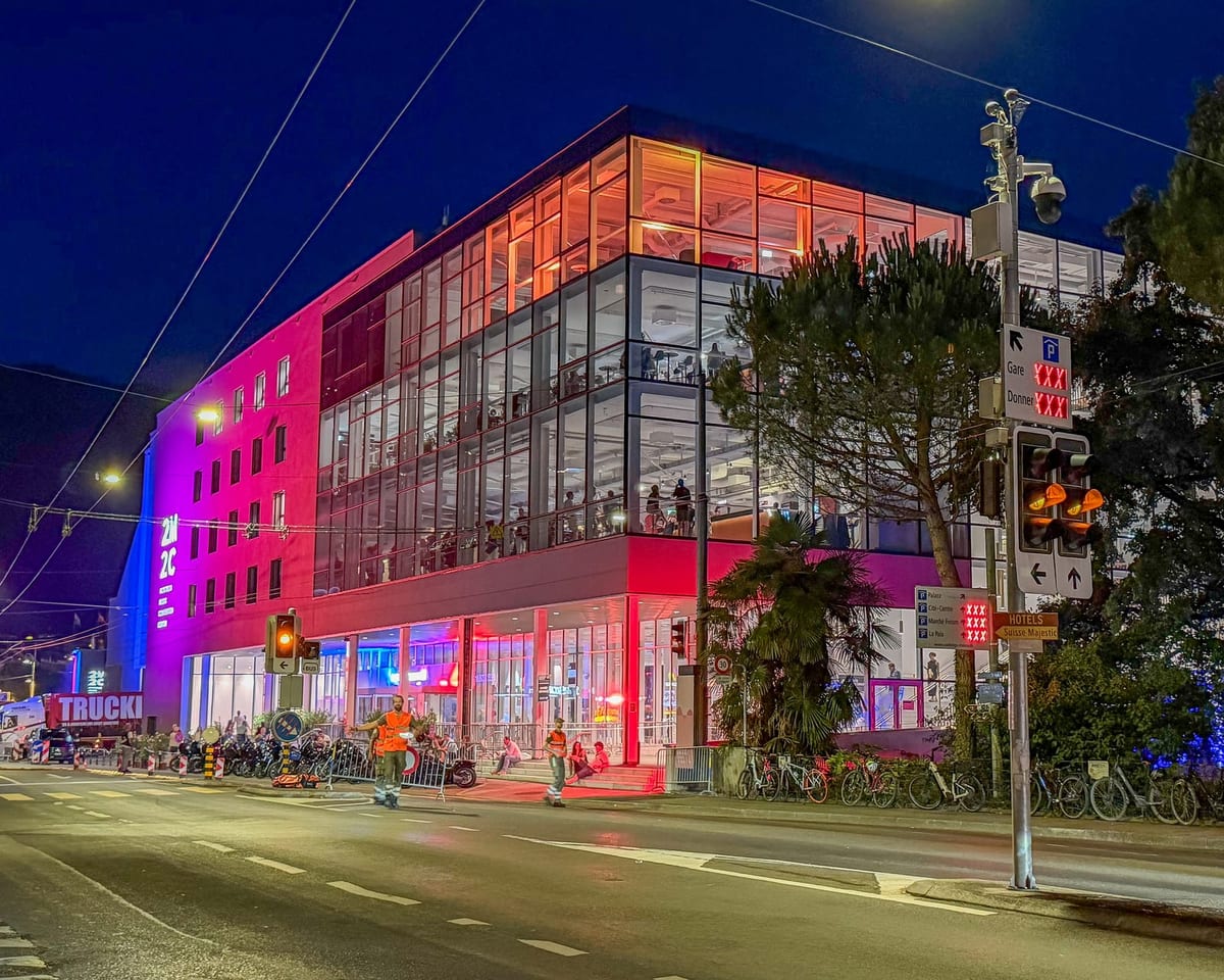 Le 2M2C illuminé aux couleurs du festival à la tombée de la nuit.