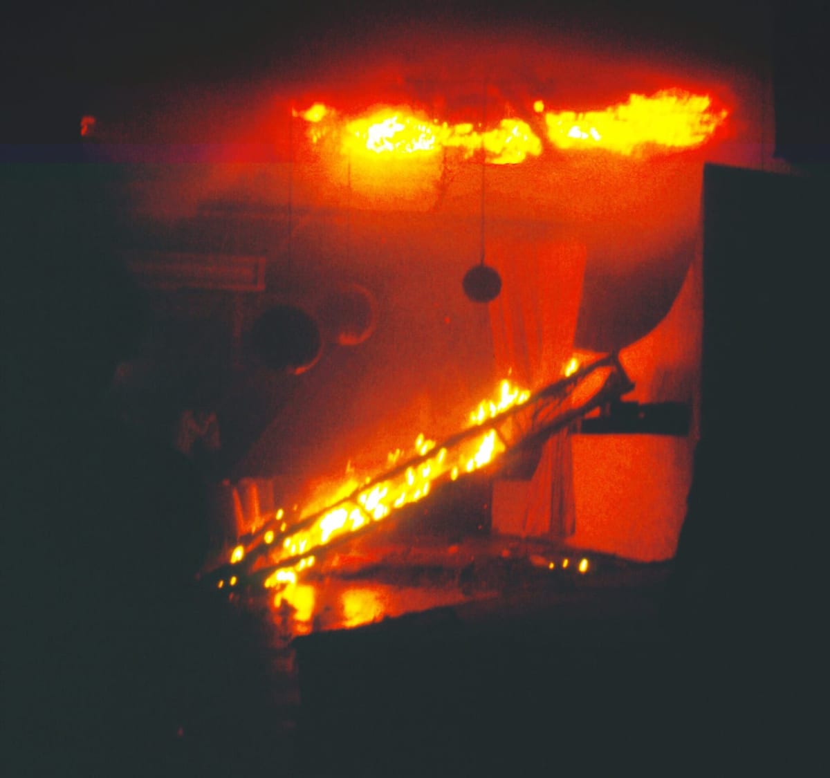 La salle de concert du Casino en flammes : le plafond de rotin, embrasé par la fusée, s’effondre sur la scène.