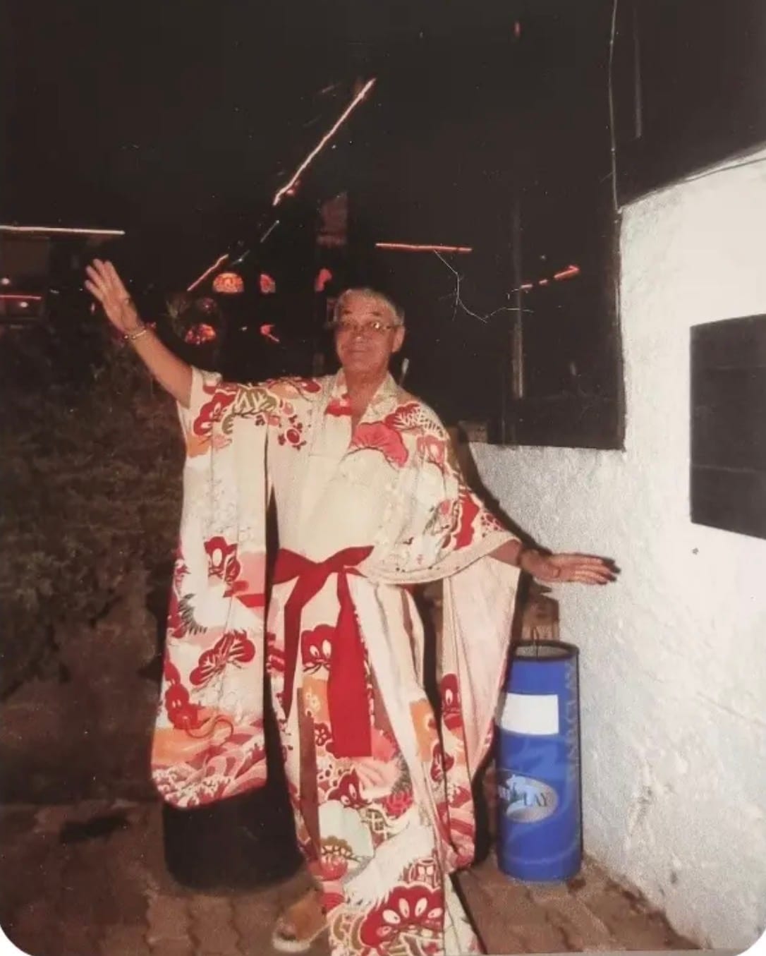 Claude Nobs portant le kimono offert par Freddie Mercury.