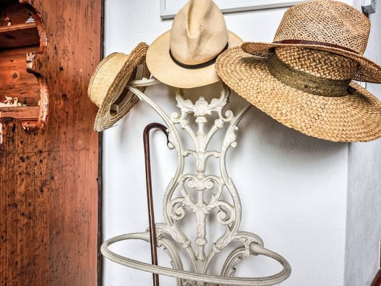 Un porte-chapeaux à l'entrée : la maison a gardé ses objets d'autrefois.