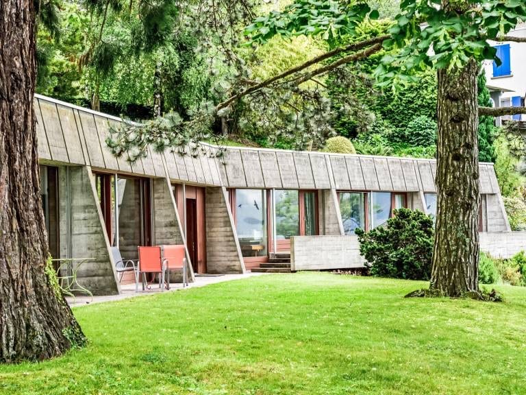 L'aile moderniste en béton, ouverte sur le parc arboré.
