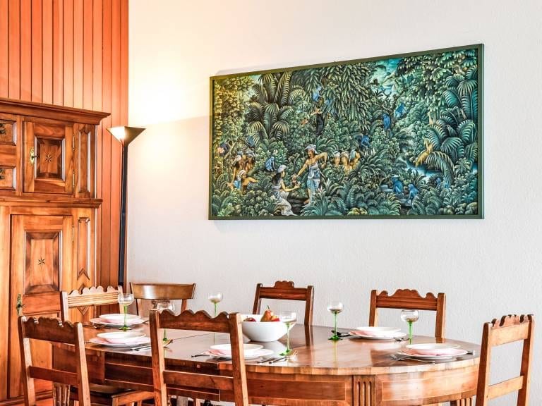 La salle à manger et sa grande table ronde.