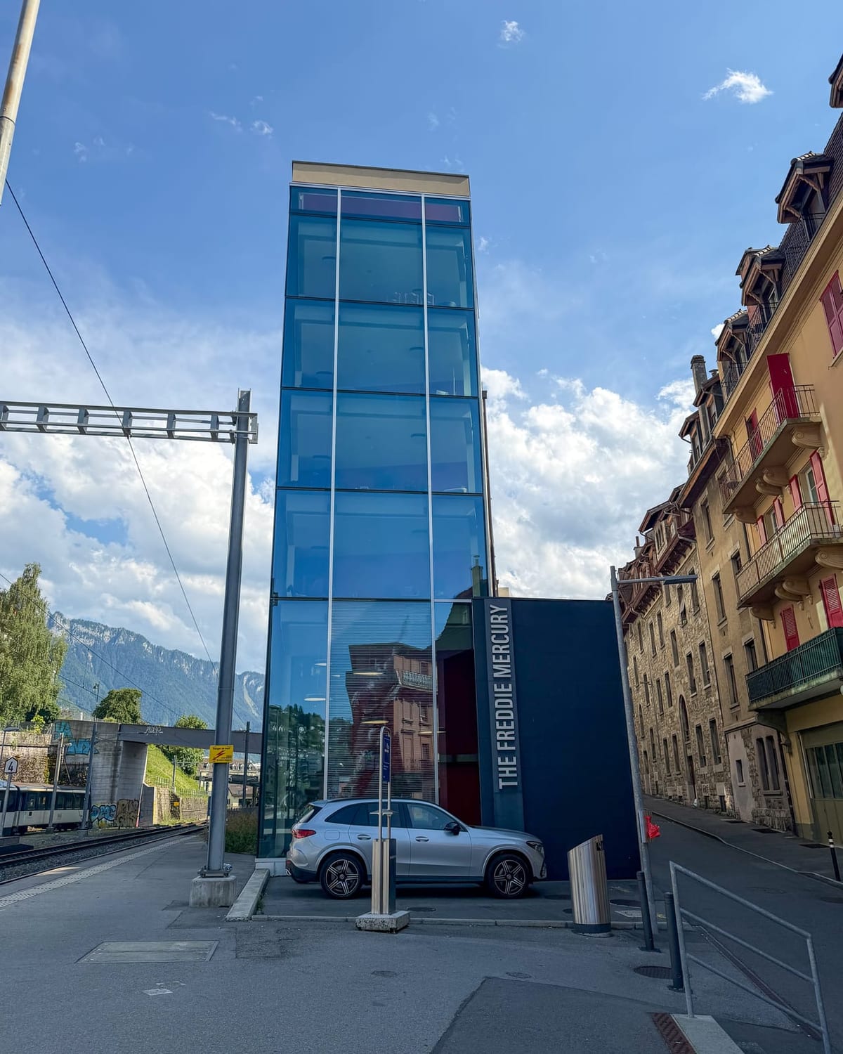 La tour de verre « The Freddie Mercury », au bord des voies.