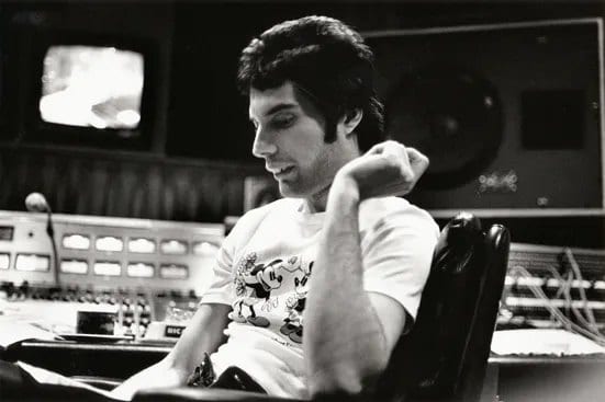 Freddie Mercury au mixage de « Live Killers », au Mountain Studios, en 1979.