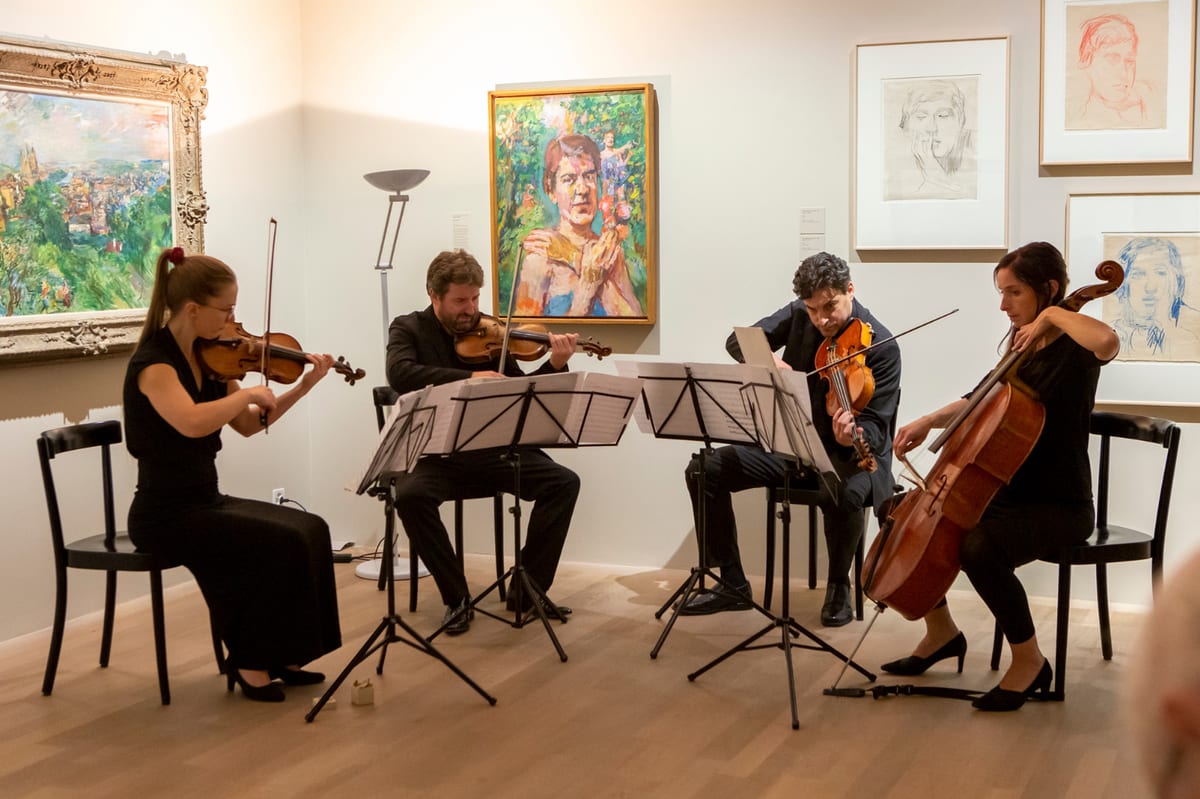 Le Quatuor Byron en concert dans les salles, parmi les œuvres.