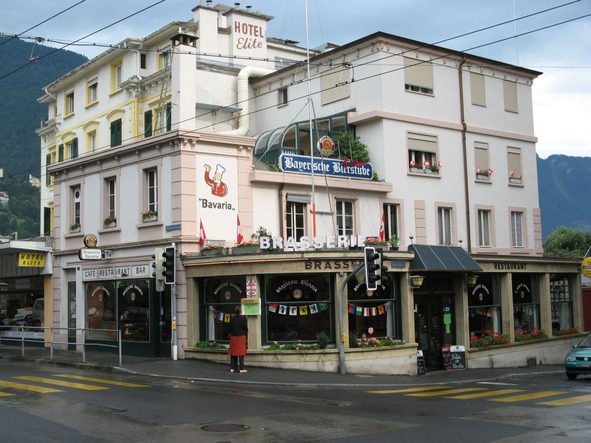 La Brasserie Bavaria dans son bâtiment d’origine, surmonté de l’hôtel Élite.