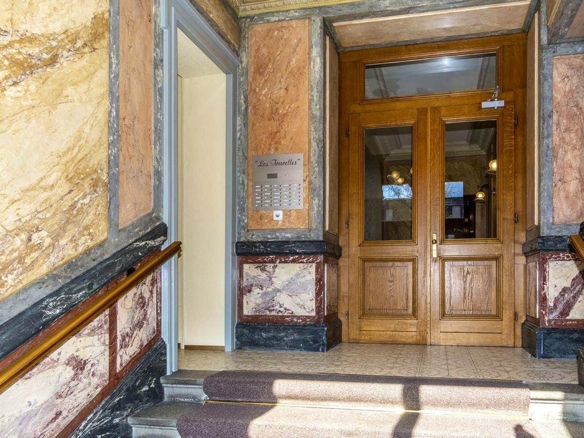 La porte d’entrée de l’immeuble.