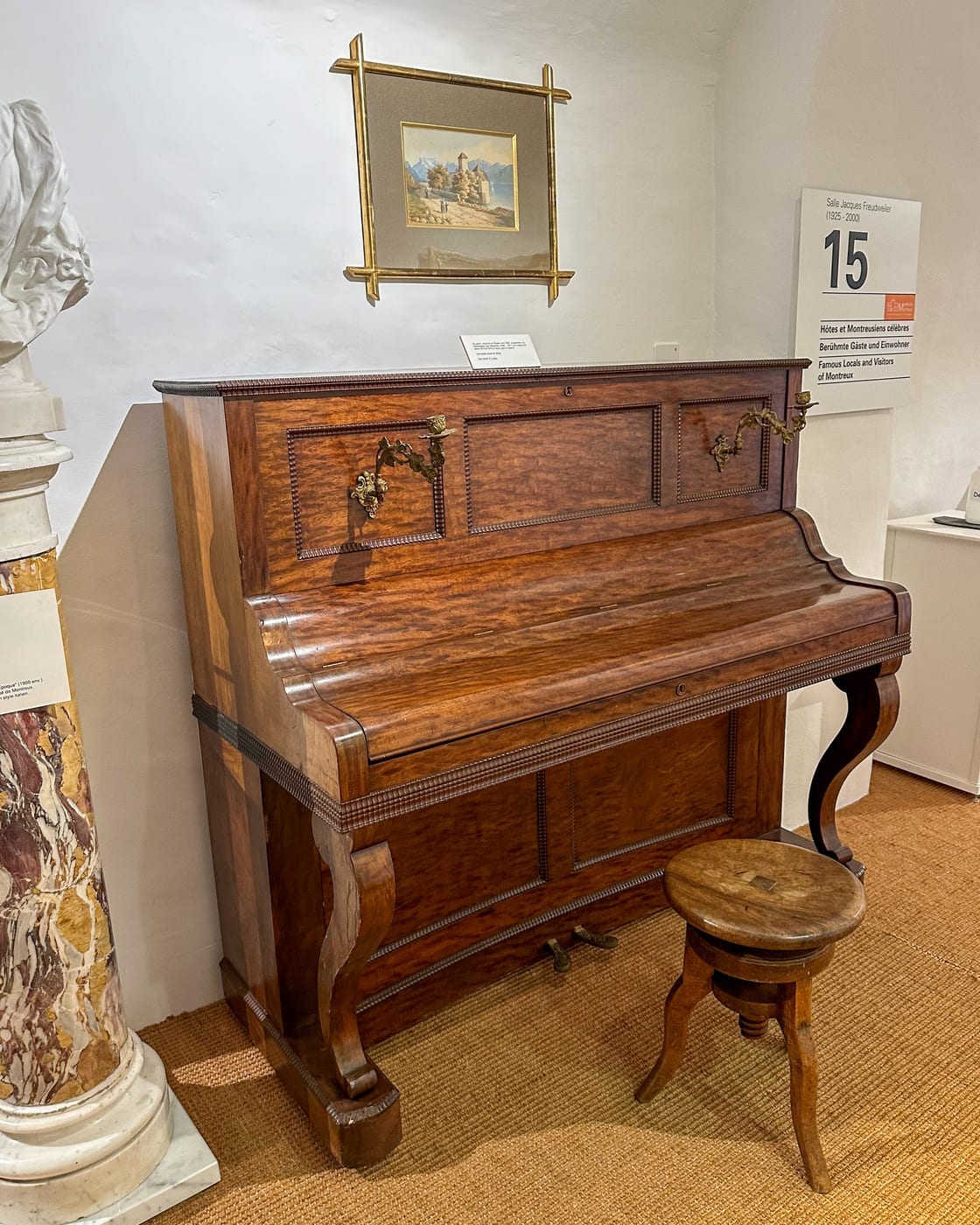Le piano d’Igor Stravinski, construit en Russie vers 1880, conservé au Musée de Montreux. Le compositeur séjourna à Tavel entre 1910 et 1911, puis à Clarens.