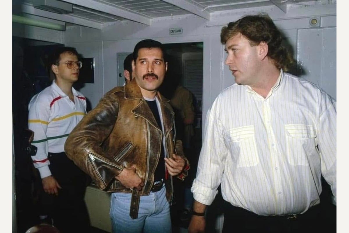 Freddie Mercury à bord de l’« Italie », pendant la réception de presse de Queen (10 mai 1986).
