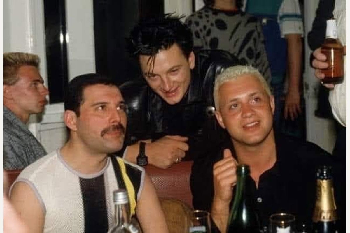Freddie Mercury avec Mark O’Toole, de Frankie Goes To Hollywood, et Belouis Some, à bord de l’« Italie » (10 mai 1986).