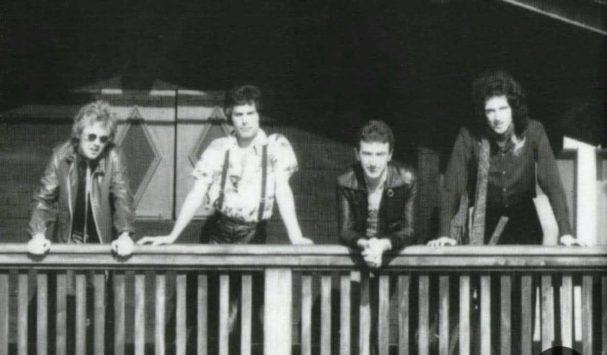 Queen accoudé à la petite cabane de la Duck House, à Clarens (1979) : celle que l’on retrouve sur la pochette de « Made in Heaven ».