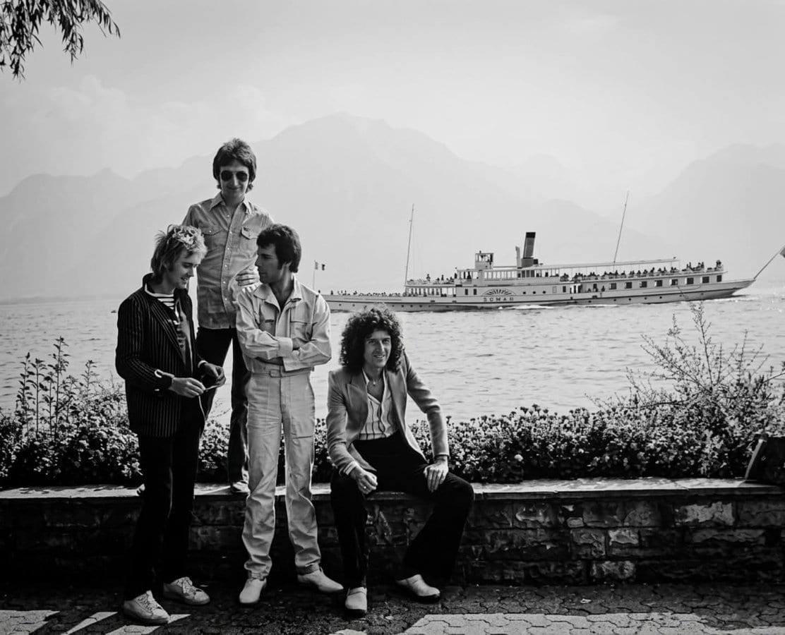 Queen au bord du lac devant l’hôtel, un bateau de la CGN à l’arrière-plan (1978).