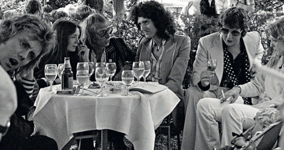Autour de la table : Roger Taylor, Chrissy May, l’attaché de presse Tony Brainsby, Brian May, le producteur Roy Thomas Baker et Mary Austin (1978).
