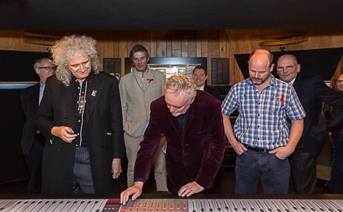 Ouverture de l’exposition « Queen: The Studio Experience », le 2 décembre 2013 : Brian May et Roger Taylor (à la console d’enregistrement d’origine).