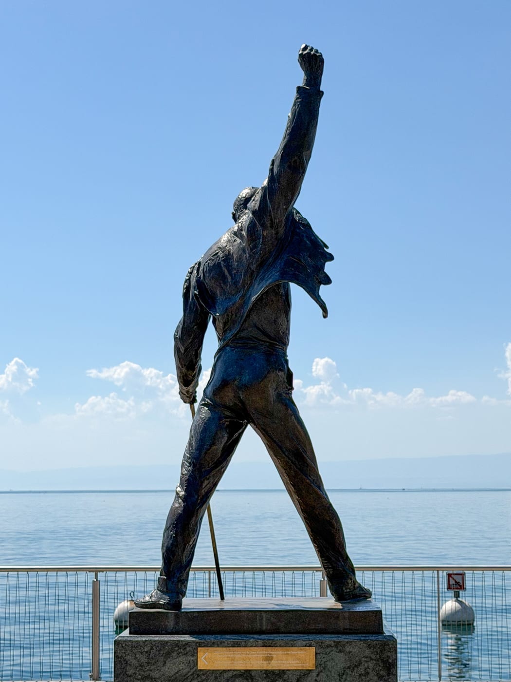 La statue face au Léman.