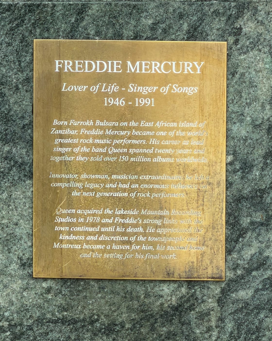 La plaque de la statue : « Lover of Life, Singer of Songs ».