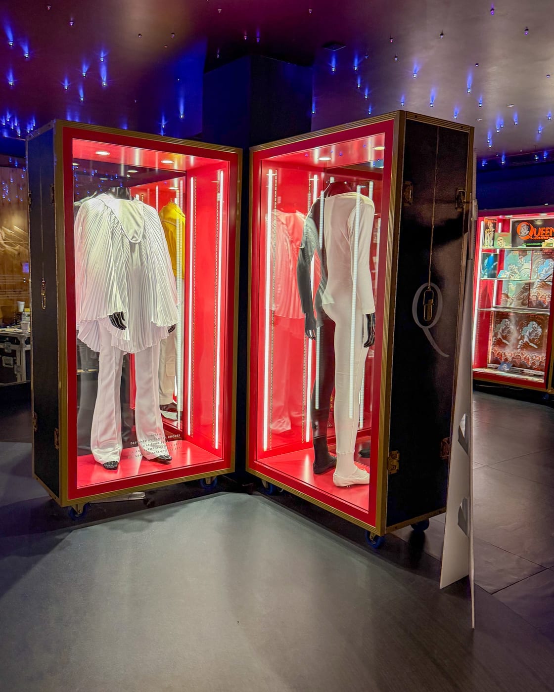 Des costumes de scène de Freddie Mercury.